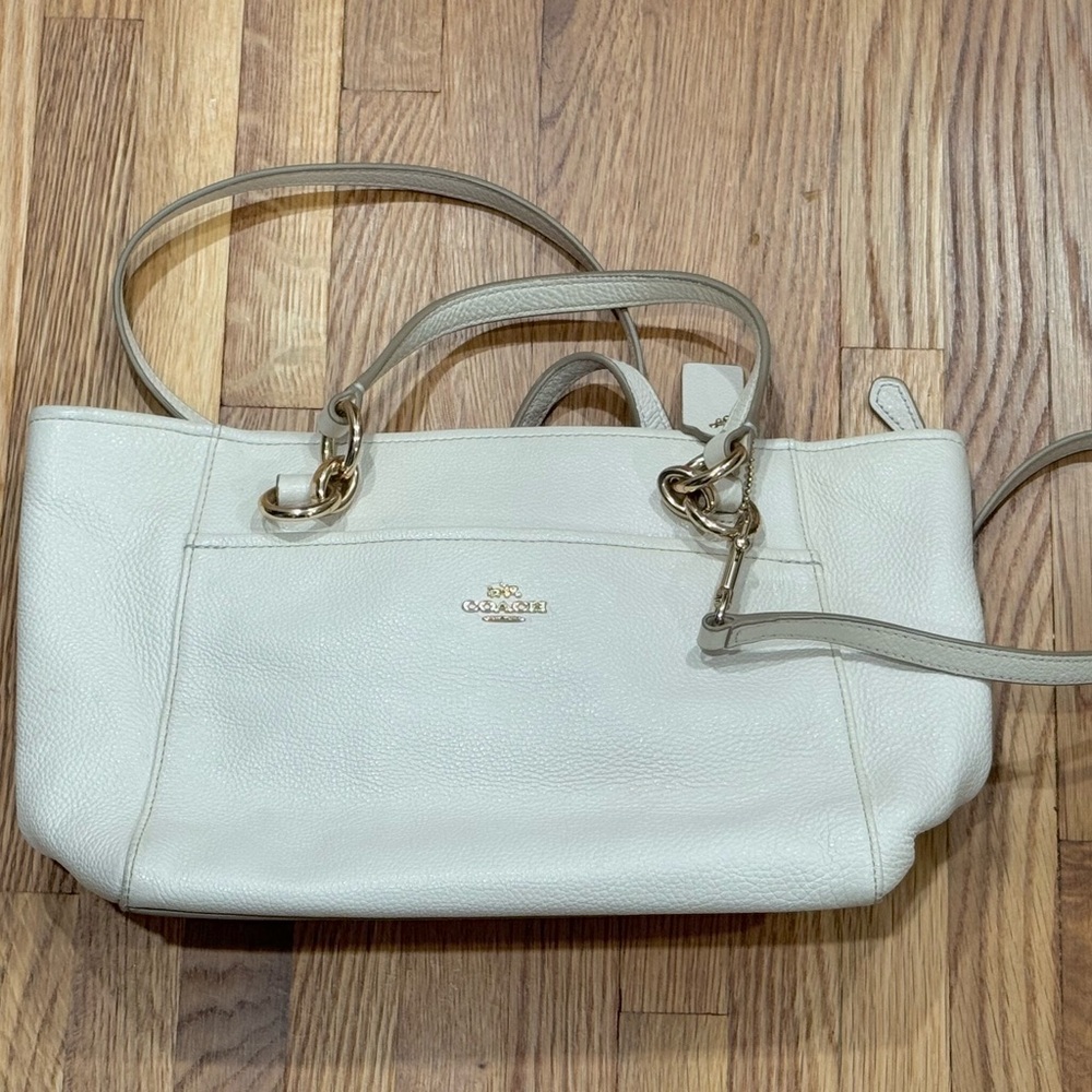 Coach White and Gold Shoulder Bag with Leather Finish